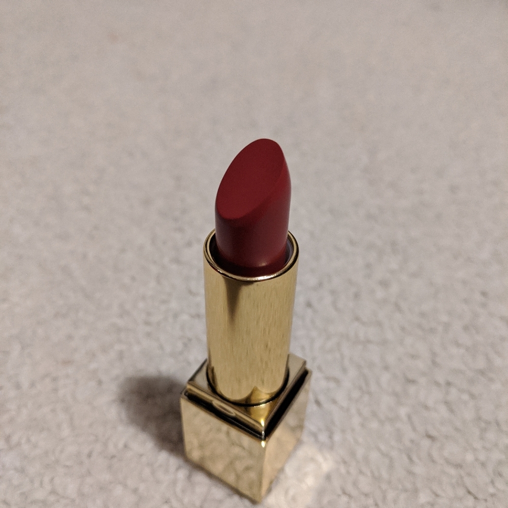 Estée Lauder lipstick in Rebellious Rose